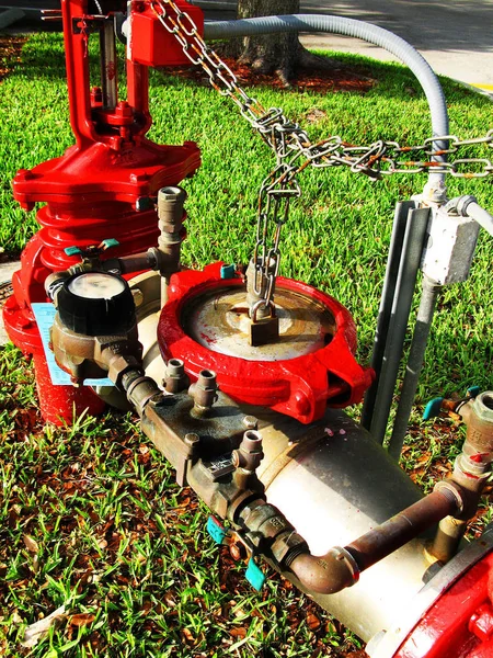 Wasser Hauptventil Freien Rot Lackiert Auf Einer Rasenfläche — Stockfoto