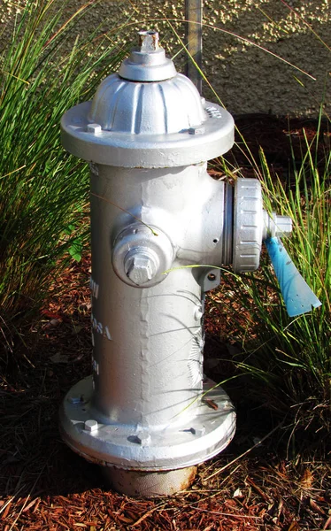 Silberner Feuerhydrant Auf Einer Straßenabdeckung Ist Ein Papieranhänger Darauf — Stockfoto