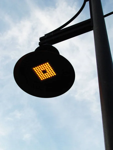 Metall Gatan Ljus Svart Lyktstolpe Med Blå Himmel Och Moln — Stockfoto