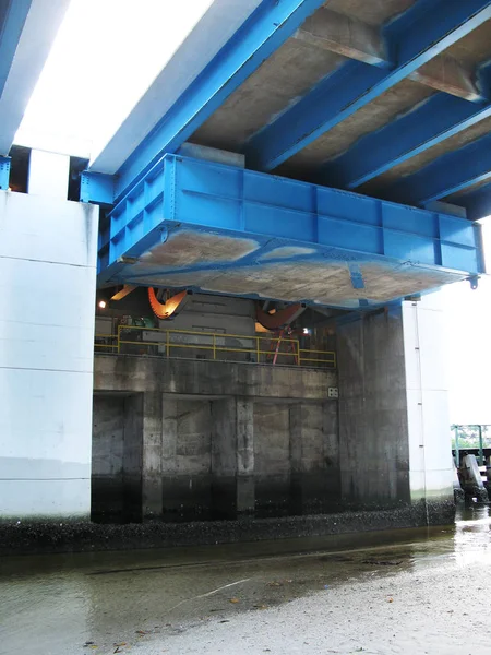 Blick Von Einer Brücke Und Mechanik Mit Seichtem Wasser — Stockfoto