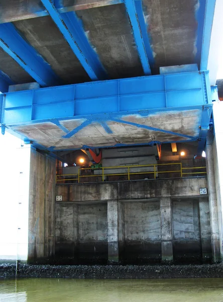 Vista Desde Debajo Puente Control Mecánica Con Aguas Poco Profundas —  Fotos de Stock