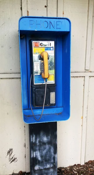 Cabine Téléphone Public Métal Bleu Sur Une Promenade Dans Parc Images De Stock Libres De Droits