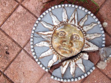 Güneş dekor bahçe dekor kırmızı tuğla zemin üzerine kırık