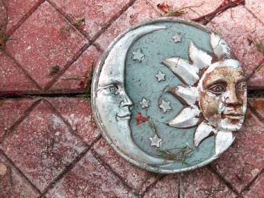 Güneş dekor bahçe dekor kırmızı tuğla zemin üzerine kırık