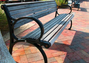 Genel bir park yürüyüş yolu, metal ve ahşap Bank