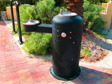 Bir avlu içinde iki outdoormetal siyah içme su pınarı