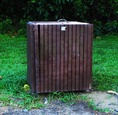 Çimenli alan üzerinde genel bir park ahşap çöp bidonunda