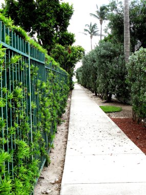 Bir apartman binası yanındaki bir beton kaldırım ile uzun yürüme yolu