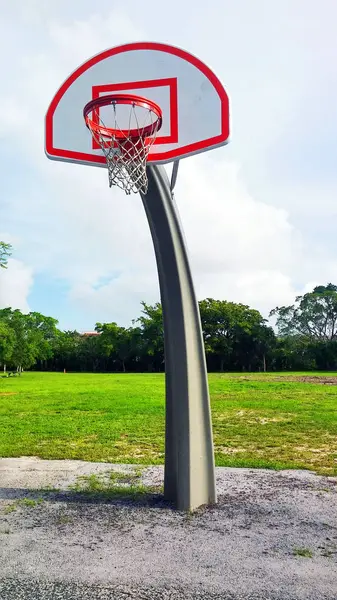 芝生のフィールドの横にある公共の公園にバスケット ボール屋外裁判所フープ — ストック写真