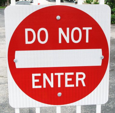 Kırmızı ve beyaz Metal yansıtıcı işareti girmeyin