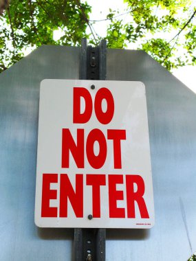 Kırmızı ve beyaz Metal yansıtıcı işareti girmeyin