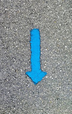 Güney yönünde trafik için asfalt işaret ok mavi