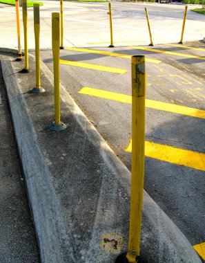 Bir otoparkta sarı Polonyalılar bir bölümü engelleme ile asfalt üzerinde sarı bölen çizgiler