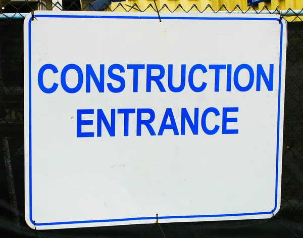 入り口に置かれた金属工事エントランスの青と白のサイン — ストック写真