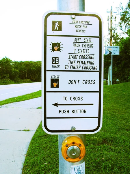 带有黄色按钮的人行横道金属符号 开始闪烁灯 — 图库照片