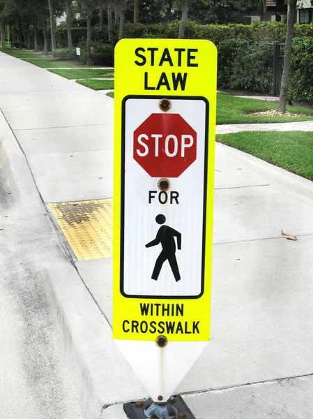 在人行横道州法律中停止签名黄色 白色和红色标志 — 图库照片