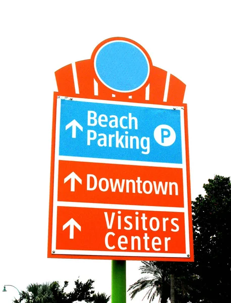 海滩通道和禁止狗绿色和橙色标志 — 图库照片