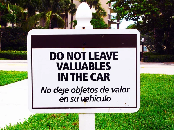 Lämna Inte Värdesaker Bilen Tecknet Engelska Och Spanska — Stockfoto