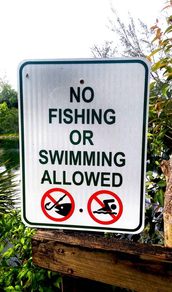 Nem Halászati Vagy Úszás Engedélyezett Fém Jel Egy Nyilvános Parkban — Stock Fotó