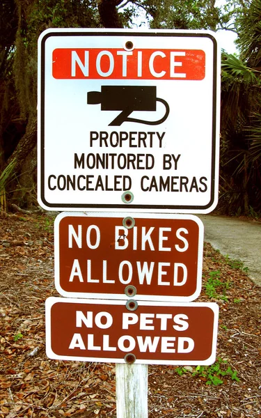 Aviso Propiedad Monitoreada Por Cámaras Ocultas Admiten Bicicletas Admiten Mascotas —  Fotos de Stock