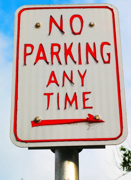 Nie Parkingu Metalowych Czas Śpiewać Czerwona Strzałka — Zdjęcie stockowe
