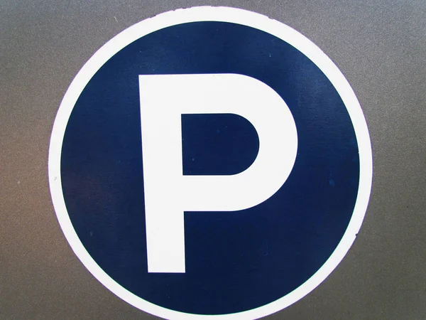 Señal Estacionamiento Con Una Flecha Azul Blanco Signo — Foto de Stock