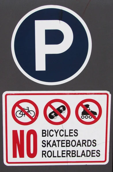 带有箭头蓝色和白色 符号的停车标志 — 图库照片