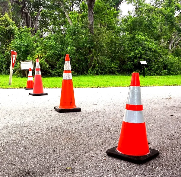 Quattro Cono Traffico Arancione Bloccando Strada Segno Lievito Triangolo — Foto Stock