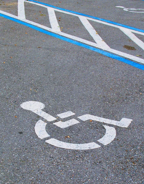 Handicap Simbolo Segno Asfalto Parcheggio Pubblico — Foto Stock