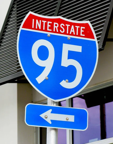 Panneau Métallique Interstate Rouge Blanc Bleu Près Autoroute Image En Vente