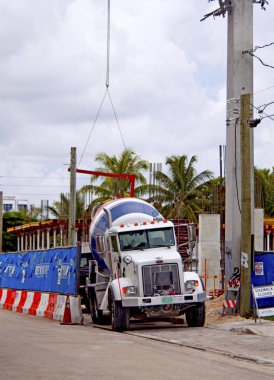 Miami, Florida 19 Ağustos 2018 ticari inşaat site ağır çimento kamyonu giriş ve sokağın