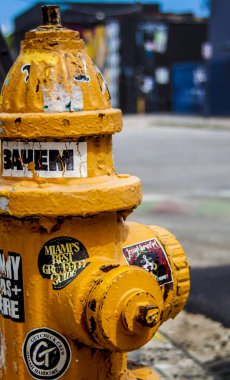 Miami, Florida - 29 Ağustos 2018 Wynwood Miami Art alan köşe yangın hidrant çıkartmaları ve grafiti kaplı sarı.