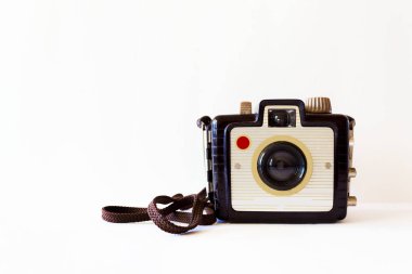 1950'lerde vintage fotoğraf makinesi Plastik gövdeli, kumaş omuz askısı. Manuel fotoğraf makinesi ile manuel beyaz ayarı ve tek odak