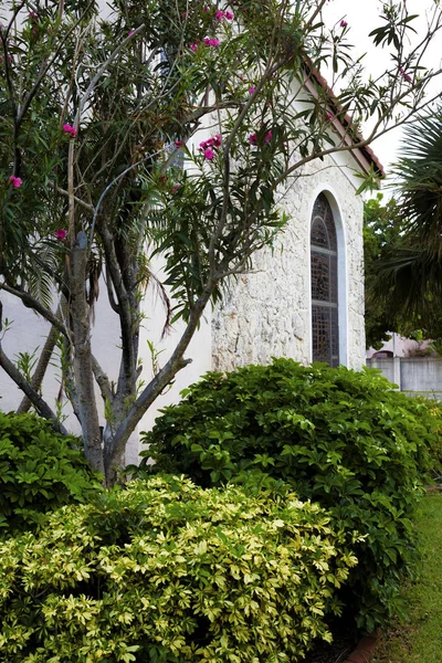 Community Catholic Church Arched Stained Glass Windows Courtyard — Stock Photo, Image