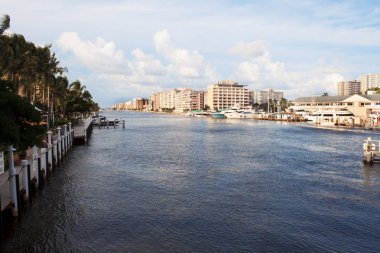 Otel, Marina ve her iki burada üzerinde kamu Konutları Intercoastal Waterway. Okyanusa giden su yolu.