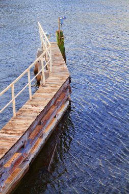 Ahşap geçit üzerinde oluşturulan yürüyüş için köprü alt su yolu izlemek için Intercoastal Waterway üzerinde.
