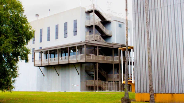工业混凝土建筑 旁边有一个工作工厂 加工厂旁的啤酒厂令人愉快的建筑 — 图库照片