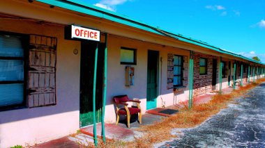 Abandonded eski ahşap evin arkasına büyük metal propan benzin deposu ile yolun kenarında.