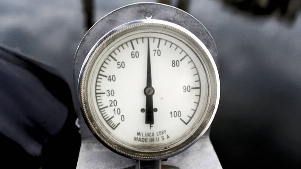 Temperatuur Metalen Gauge Een Houten Post Bij Ingang Van Het — Stockfoto