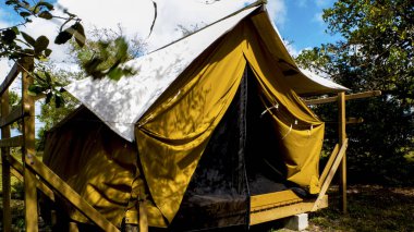 Bir çerçeve tuval çadır yakın yukarı ön görünüm bir kamu park