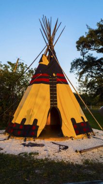 Tee Pee Style çadır Canvas yan bir kamu park
