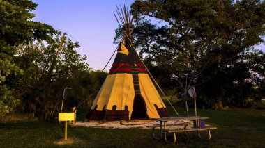 Tee Pee Style çadır site piknik masa ve yangın pit