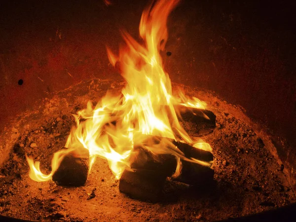 Camp Side Fire Orange Glow - Campfire at Campground Fire Pit - 1 — Stock Photo, Image