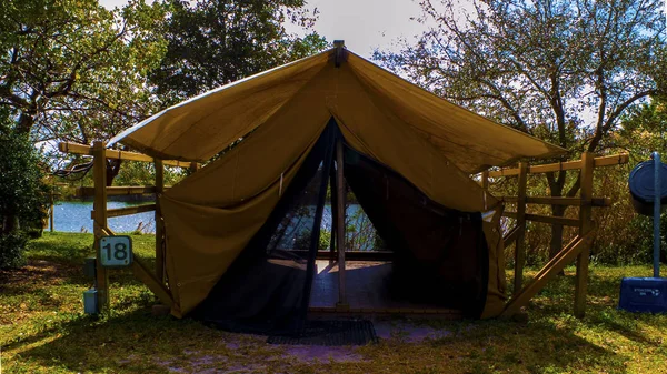 Tente avec un cadre et une plateforme en bois dans un parc public — Photo