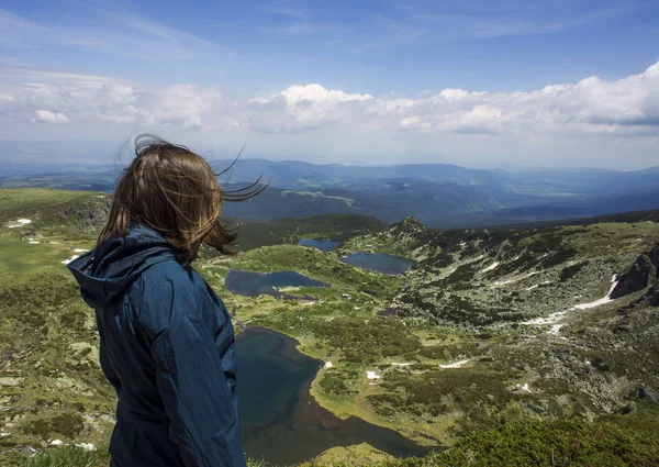 Rila Yedi Göller arka planda kız. Bulgaristan Haziran 2017