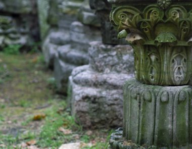 Doğa arka plan üzerinde Antik sütun