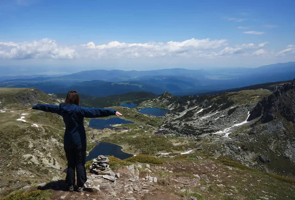 dağ manzarası zevk için uzun yürüyüşe çıkan kimse Rila mountains, Bulgaristan, silah ile için uzanmış