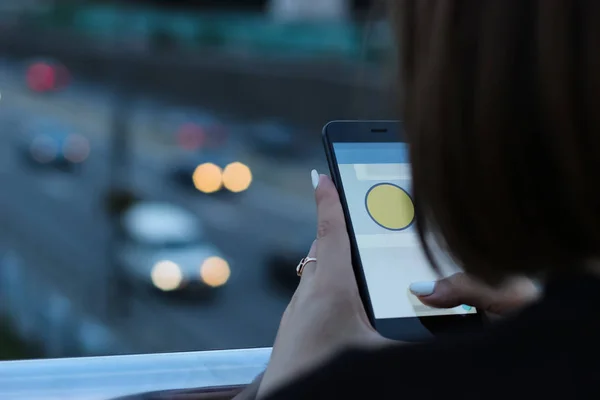 internet sörf, kız ile smartphone