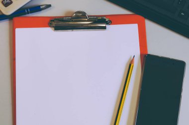 Smartphone, kalem ve beyaz kağıt kopya alanı için boş parçası. Bussines, office nesneleri