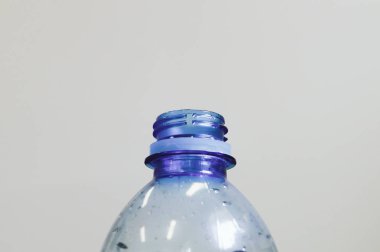 Üst kısmındaki mavi plastik su şişe boyun cap olmadan. Çevre koruma, kopya alanı minimalist sade tasarım.